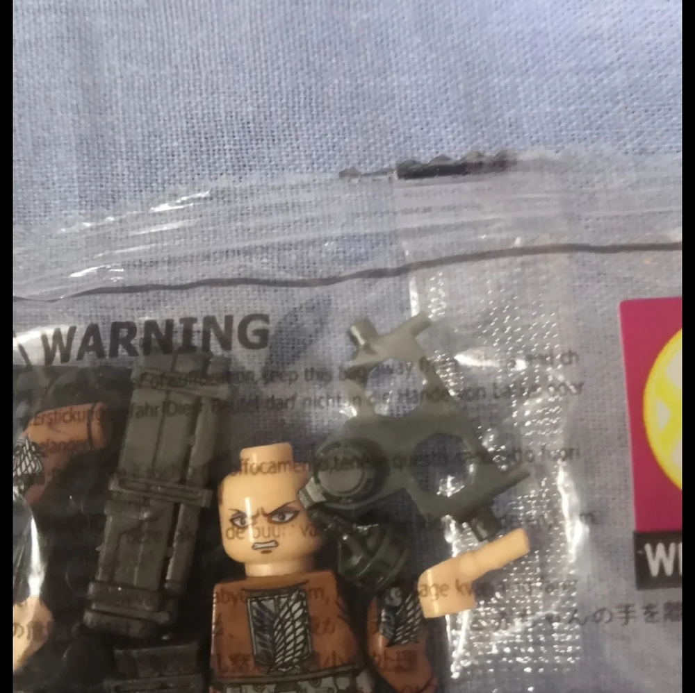 New Attack on the Titan 4 mini figure set - Picture 10 of 12